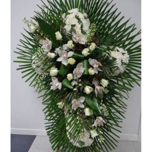 Cruz de flores blancas para difuntos