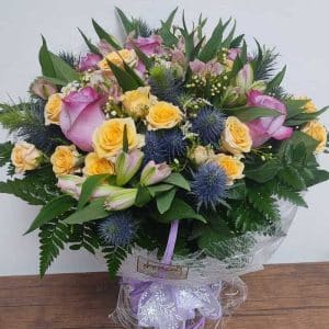 Ramo flores variadas tonos lila rosa y amarillos